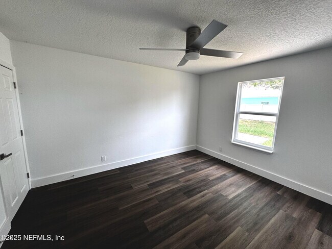 Building Photo - 3263 S Peninsula Dr