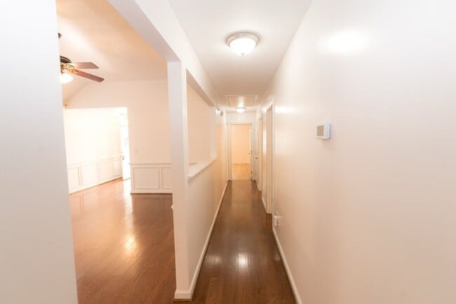 Building Photo - Charming 3-Bedroom, 2-Bath Home with Vaulted Ceilings and Open Floor Plan!