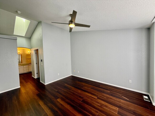 Building Photo - Beautiful 2 Bedroom Townhome- Minutes from...
