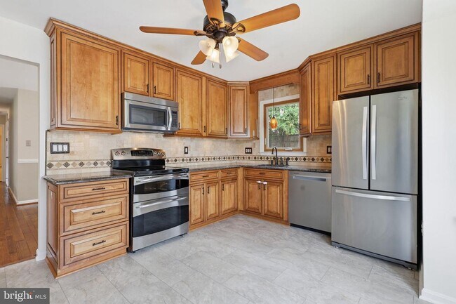 Building Photo - 7690 Green Garland Dr