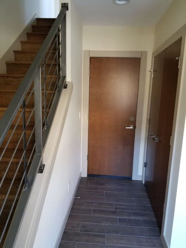 Building Photo - Capitol Hill/Cherry Hill Townhouse