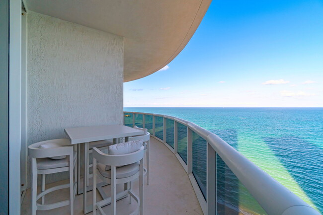 Building Photo - 16001 Collins Ave