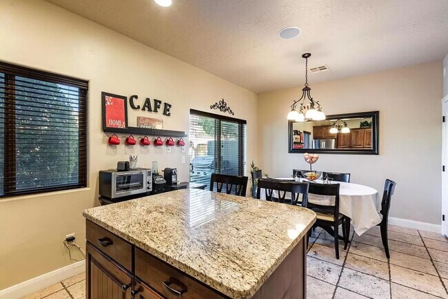 Building Photo - Spacious 3-Bed Townhouse Retreat in Southgate Townhomes