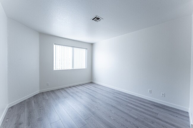 Building Photo - 5064 S Rainbow Blvd