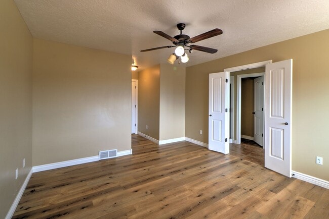Building Photo - Traverse Mountain Pet Friendly Home.