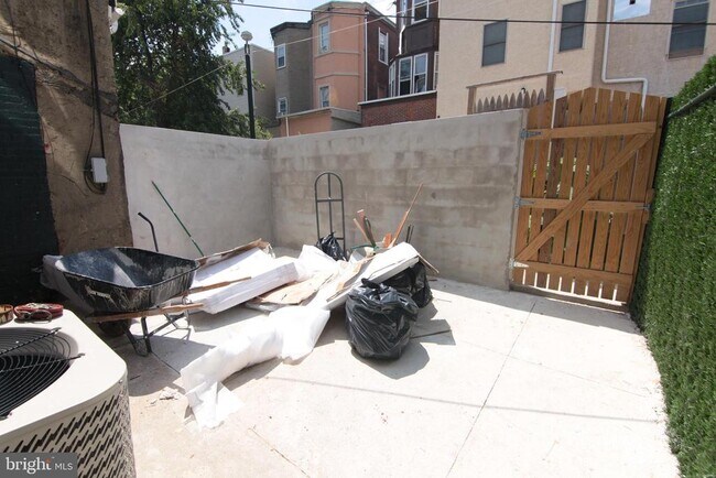 Building Photo - 1852 Willington St