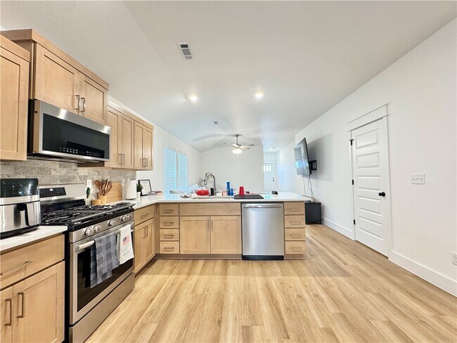 Building Photo - 681 Kendra St