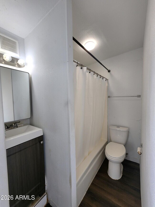 Building Photo - 1618 W Gardenia Dr