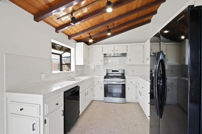 Primary Photo - Coastal Living in Westside Costa Mesa – Up...