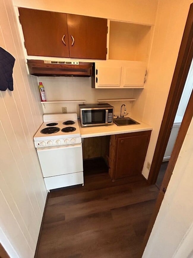 Building Photo - 1408 St James Pl