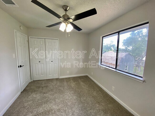 Building Photo - 410 Twin Oak Trail