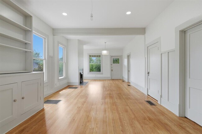 Building Photo - 608 Harthan St