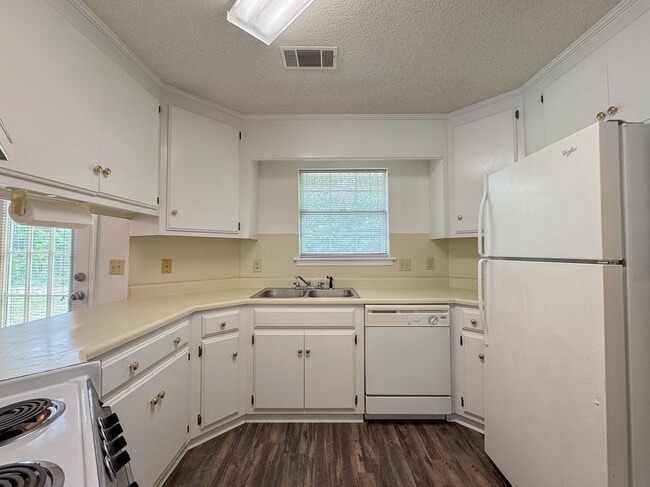 Building Photo - 7 Clayton Ln