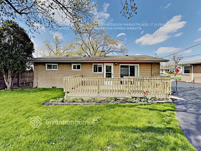 Building Photo - 253 E La Porte Dr