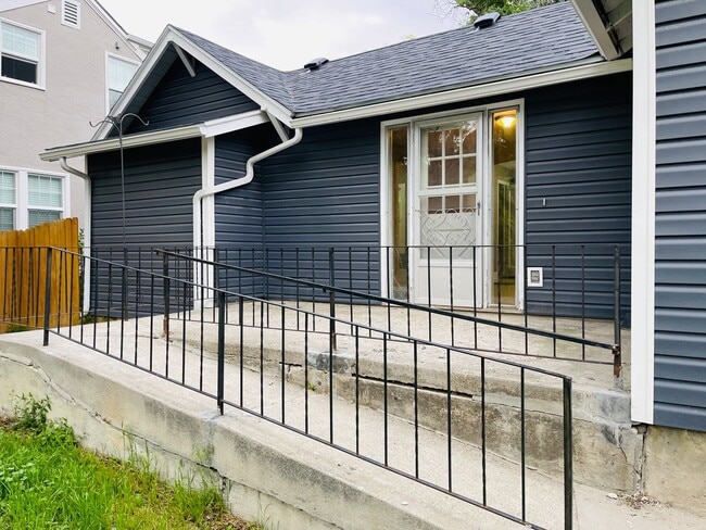 Building Photo - 3 bedroom house - Pet Friendly, Garage, Fenced Yard