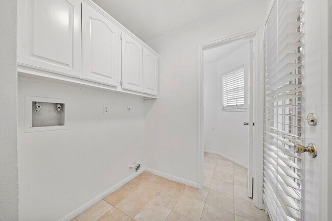 Building Photo - 2406 Parkwood Ln