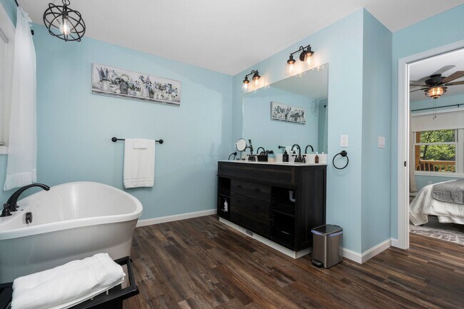 Building Photo - Tranquil Waters - Furnished Monthly Rental