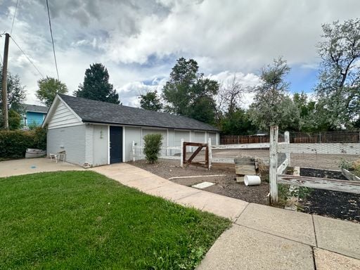 Building Photo - LARGE 2 Bed, 1 Bath Apartment Available NOW!!