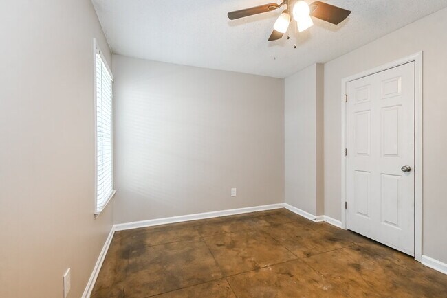 Building Photo - 6951 Parkbrook Ln