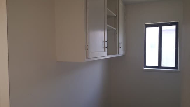 Building Photo - 3 Bedroom, 1 Bathroom Twin Home Close to P...