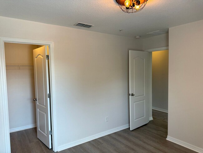Building Photo - Come and Experience This Townhouse