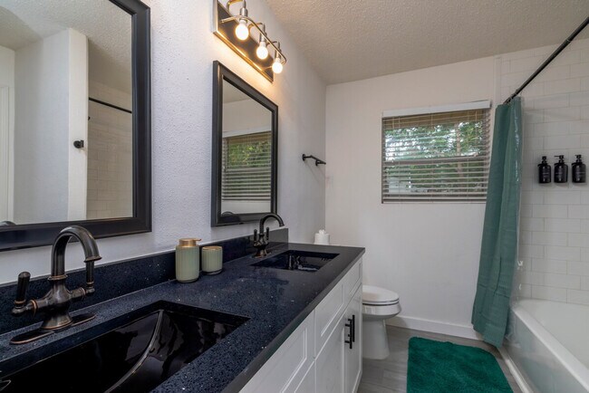 Building Photo - 420 Wilshire Dr