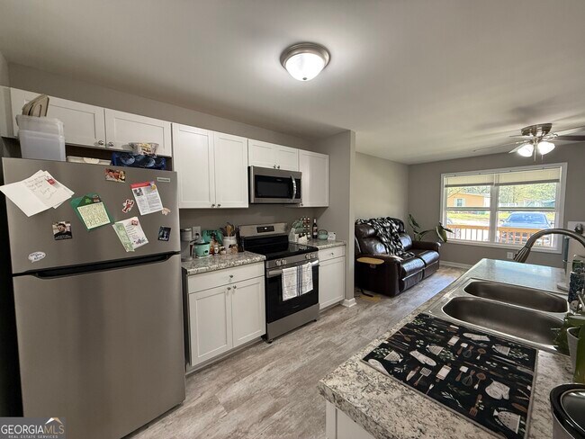 Building Photo - 305 Martin Cir