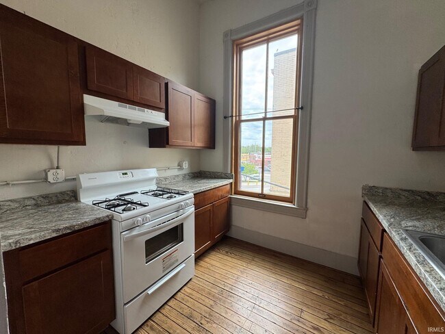 Building Photo - 123 E 3rd St