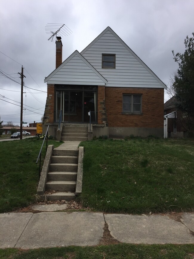 Building Photo - 3172 Mozart Ave