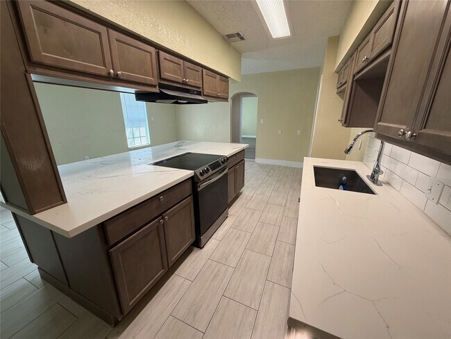 Building Photo - 2501 Maple St