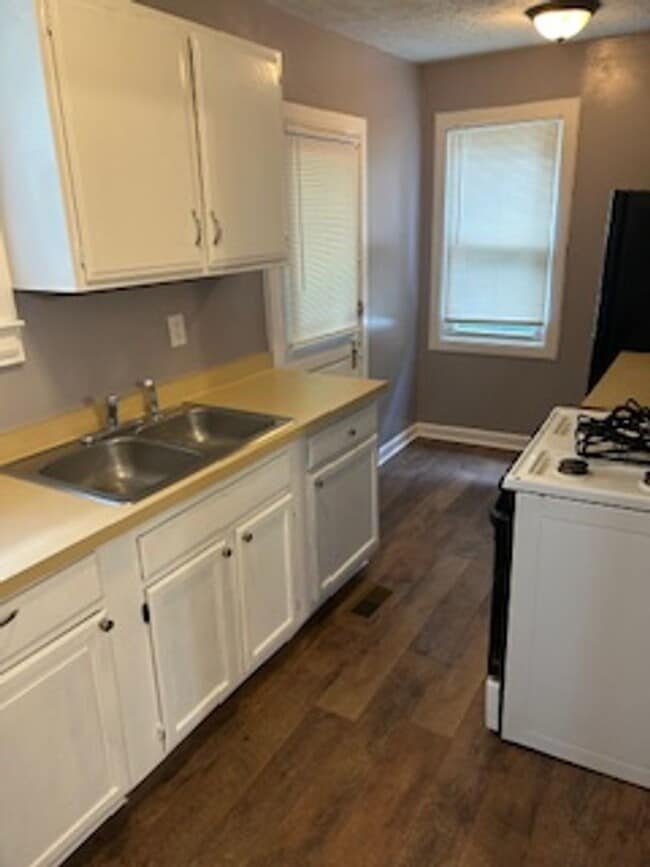 Building Photo - 2 Bedroom 1 Bathroom Home Available Now