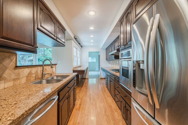 Building Photo - Valmonte 3 bed/3 bath Home plus guest house.
