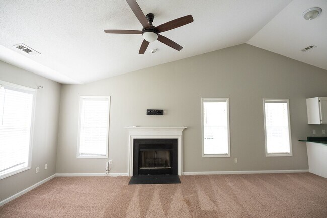 Building Photo - Charming 3 bedroom 2 bath ranch style home...