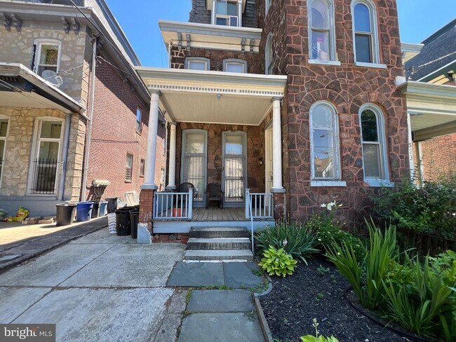 Building Photo - 521 S 41st St