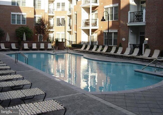 Building Photo - 200 W Elm St