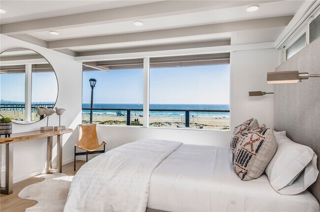 Building Photo - 816 The Strand