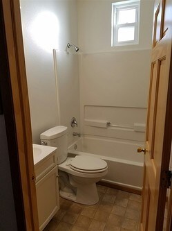 Interior Photo - 421 University Ave W