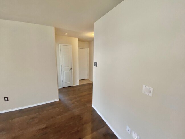 Building Photo - Open Floorplan and Amazing Resort Style Community!