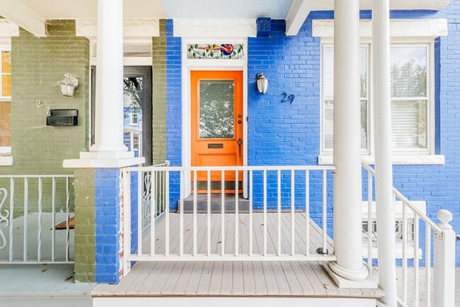 Building Photo - Great Fan Rowhouse!!