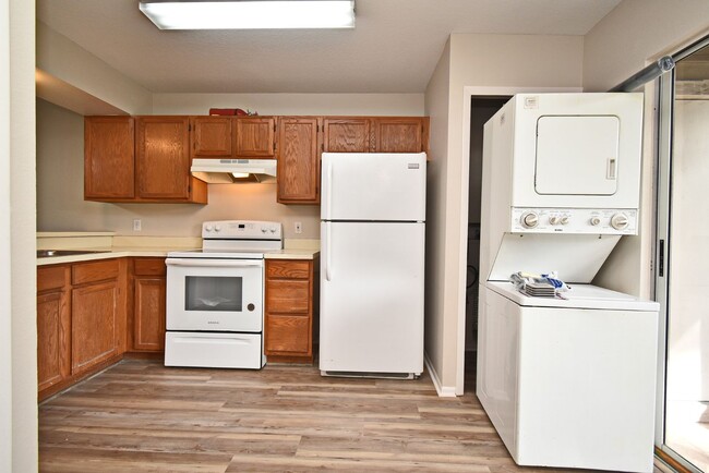 Building Photo - Spacious 2 bedroom 2 bath condo practicall...