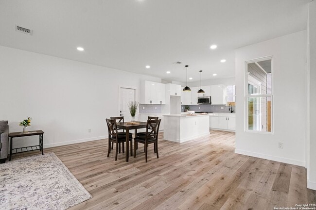 Building Photo - 420 Dreiss St