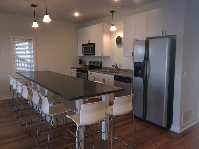 Building Photo - Charming 4-Bed Oasis with Granite Touches & Hardwood Elegance in Minneapolis!