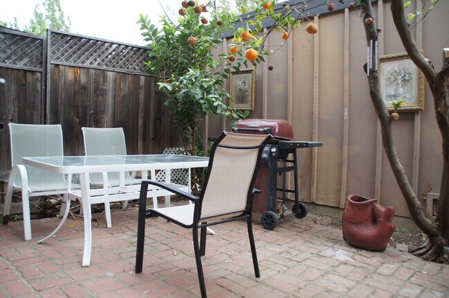 Building Photo - 9741 Reseda Blvd