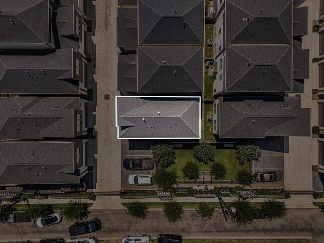 Building Photo - 725 Emile St