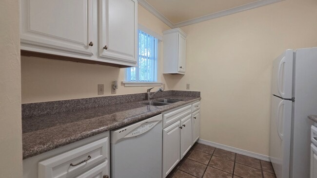 Building Photo - FOR RENT. 1 bedroom 1 bathroom condo first...