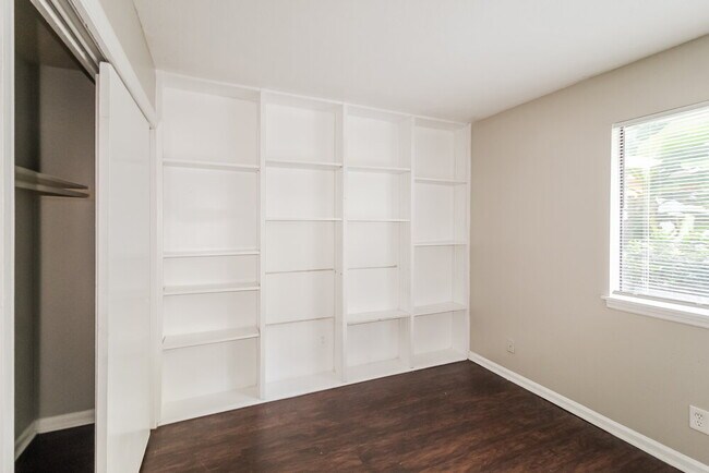 Building Photo - 819 Park Villa Way