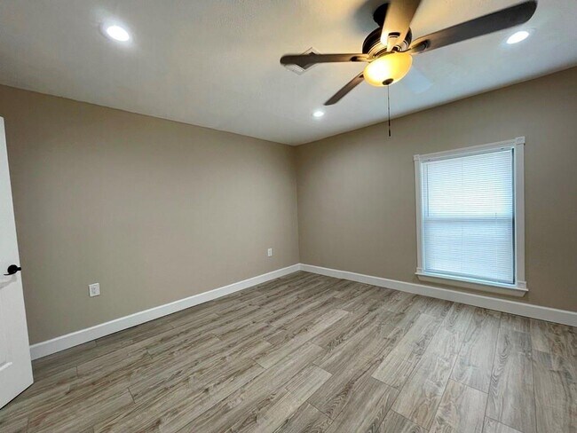 Building Photo - 710 Andover Dr