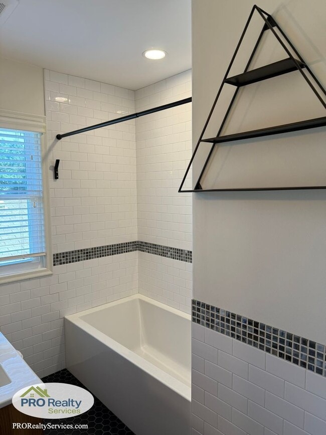 Building Photo - 2 Bedroom Upper Level Duplex Unit