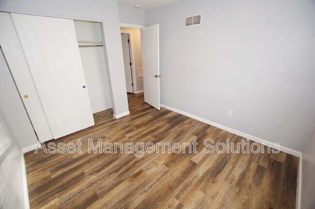 Building Photo - 1 Oak Point Dr