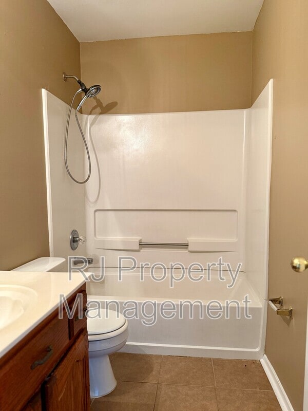 Building Photo - 6290 Oak Run Dr E